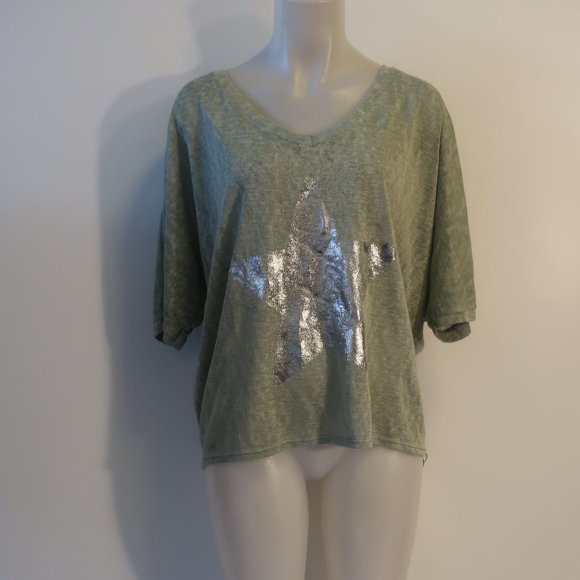 Womens Free For Humanity Sage Green Silver Star V-Neck T-Shirt Top M * - Picture 1 of 7
